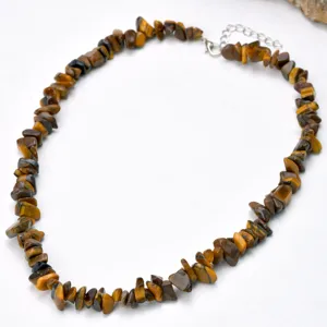 Nahaufnahme Detailansicht der Natur Tigerauge Stein Splitter Halskette mit Metallverschluss.