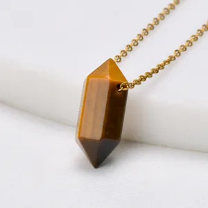 Detaillierte Nahaufnahme einer natürlichen Tigerauge Kristall Hexagon Anhänger Kette.