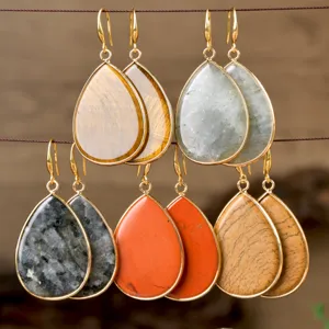 Pendientes colgantes de piedra natural, detalle de hermosos patrones pulidos y ganchos dorados.