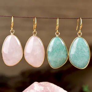 Pendientes colgantes de piedra natural con borde dorado, diseño elegante para accesorios de mujer.