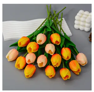 Nahaufnahme Detail des künstlichen PU-Touch Tulpenstrauchs mit Farbverlauf in Orange und Rosa.