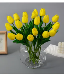 Kuenstliche gelbe Tulpen im Glasvasen Dekorations Blumenstrauss fuer Zuhause Fotografie