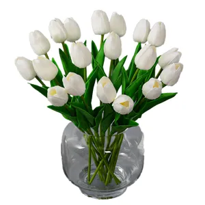 Weiße künstliche Tulpen Blumen in Glasvase für Heimdekoration, Hochzeit und Fotografie Setup.