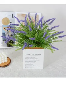 Künstliche Lavendel Topfpflanze im weißen Papiertüte-Topf, realistische Blumendeko Detail.