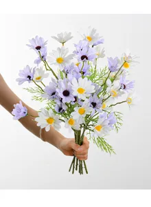 Dettaglio bouquet di margherite fiori artificiali per decorazione nozze e fotografia.