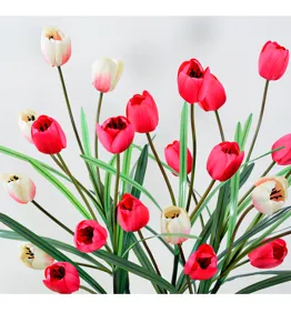 Detalle de rama de flor de tulipán artificial con flores rojas y crema realistas y bellas.