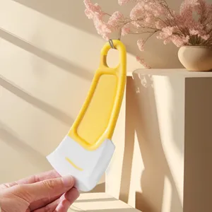 Detailansicht eines gelben Silikon-Kuechenschabers, ideal zur Reinigung von Herd und Pfannen.