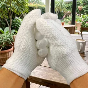Vue détaillée de gants de polissage blancs en tricot pour perles, outil de soin des mains.