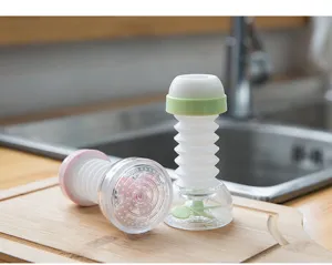 Dettaglio filtro per rubinetto cucina con ugello telescopico flessibile e ventola interna.