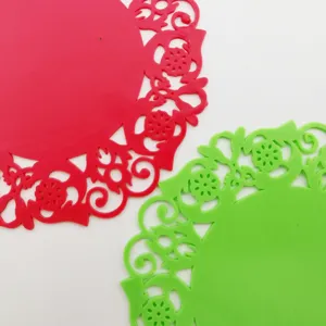 Tappeto isolante termico in silicone con fiore cavo per tazza da tè, set da due.