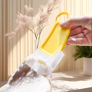Gelber Silikon Schaber für Küche, hitzebeständiges weiches Reinigungswerkzeug für Pfanne.