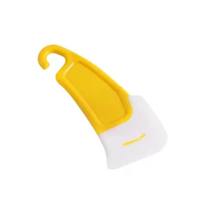 Gelber Silikon Küchenschaber zum Reinigen von Herdplatten und Pfannen mit Aufhängehaken.