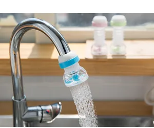 Dettaglio ugello filtro rubinetto cucina, risparmiatore d'acqua antispruzzo per lavandino.