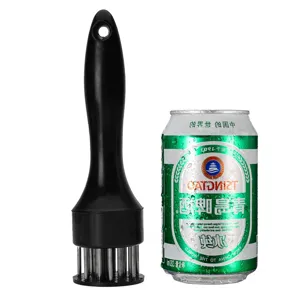 Adoucisseur de viande en acier inoxydable avec poignée noire ergonomique pour steaks.