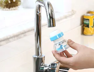 Vista dettagliata del filtro acqua per rubinetto cucina antispruzzo per risparmiare.
