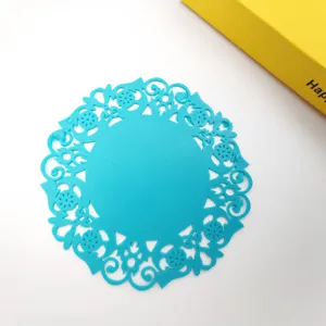 Dettaglio sottobicchiere floreale in silicone cavo blu, tappetino isolante termico.