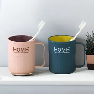 Nahaufnahme von Plastik Paaren Mundspülbechern mit ergonomischen Griffen und lebendigem Innenraum.