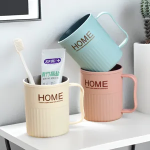 Minimalistische Kunststoff Zahnbürstenbecher Detailansicht, vertikales Streifendesign.