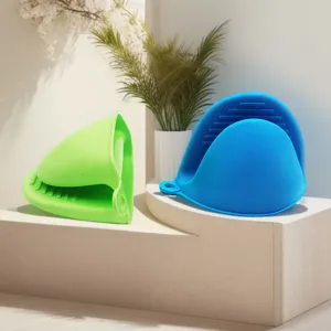 Silicone heat-insulating pinch mitts for kitchen, anti-scald bowl and dish clip pairs.