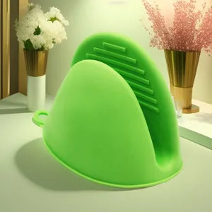 Silicone anti-scald clip detail view, heat resistant kitchen tool for bowl and plate holding.