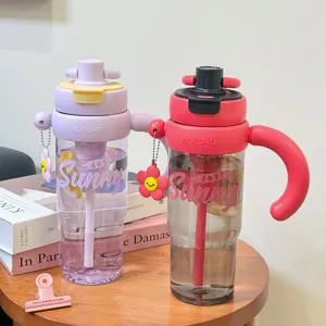 Grote plastic waterfles met handvat en thee-infuser, dubbel rietje drinkontwerp.