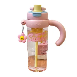 Leuke roze kunststof waterfles met handvat, rietje en bloemenhanger voor dagelijks gebruik.