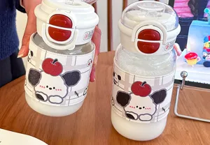 Niedliche Cartoon Glasflasche mit Schutzhülle, Strohhalm und doppeltem Trinkdeckel für Mädchen.