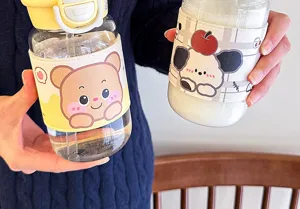 Niedliche Cartoon Glas Wasserflasche mit Lederhülle, Strohhalm und Skala für Studenten.