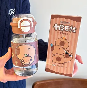 Niedliche Cartoon-Wassserflasche aus Glas mit Lederhülle und praktischem Strohhalm.