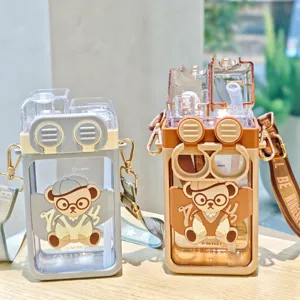 Tragbare quadratische Kinder Trinkflasche mit Strohhalm, Tragegurt und doppeltem Trinkdesign.