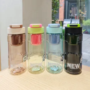 Gedetailleerd overzicht van kleurrijke Tritan sportwaterfles met thee-infuser en schaal.