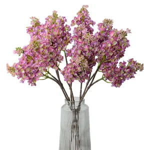 Bouquet de fleurs de lilas artificielles en vase en verre, floral violet pour déco maison salon.