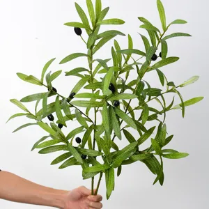 Rama de olivo artificial decorativa con hojas verdes y frutos de aceituna negros falsos.