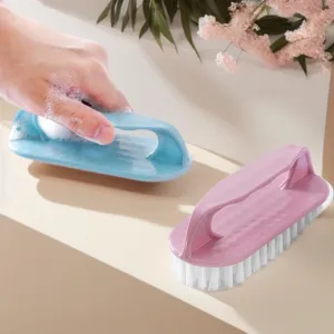 Detailansicht der weichen Handwaschbürste bei der gründlichen Reinigung mit viel Schaum.
