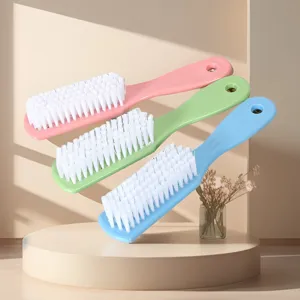 Juego de cepillos de limpieza de plástico con cerdas blancas resistentes para el hogar.