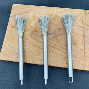 Roestvrijstalen panreinigerborstel met lang handvat en fijne draadborstels, handig keukenhulpmiddel.