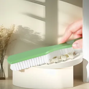 Primer plano detallado del cepillo de zapatos verde con cerdas duras para zapatillas.