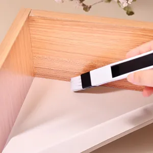 Nahaufnahme der Reinigungsbürste im Einsatz, ideal für Fensterführungen und enge Fugen.