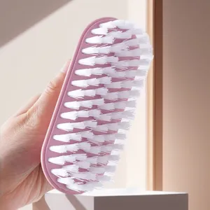 Detailaufnahme einer rosa und weißen Reinigungsbürste mit weichen Borsten für Schuhe und Wäsche.