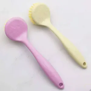 Detailaufnahme der Küchenreinigungsbürste mit langem Griff, praktischer Haushaltshelfer zum Spülen.