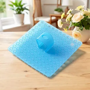 Primer plano del detalle del cepillo de limpieza de silicona azul con ventosas y anilla.
