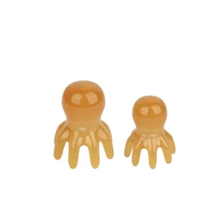 Detalle del masajeador de cuero cabelludo en forma de pulpo de resina para terapia.