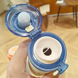 Roestvrijstalen thermoskan detail, draagbare klapdeksel direct drinkbeker ontwerp.