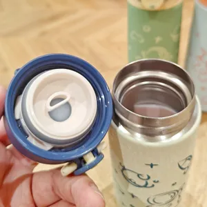 Draagbare roestvrijstalen geïsoleerde thermosbeker met schattig cartoonontwerp en drinkdeksel