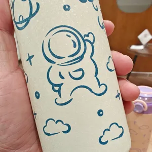 Draagbare roestvrijstalen thermoskan met schattig astronautenontwerp voor dagelijks gebruik.