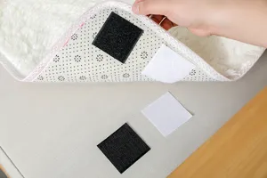 Vue détaillée de ruban auto-agrippant antidérapant pour draps et canapés, adhésif noir blanc.