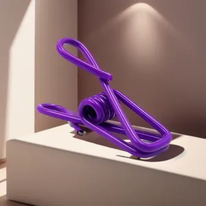Primo piano di una clip multifunzionale in metallo viola con molla resistente per uso quotidiano.