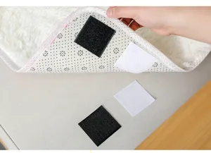 Detail de bande velcro antiderapante pour drap de lit montrant le support et la fixation solide.