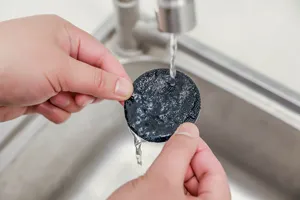 Detail de l'autocollant antiderapant lavable pour drap de lit montrant l'etancheite scratch.