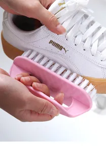 Kunststoff Reinigungsbürste Detail mit harten Borsten zur effektiven Schuhreinigung.